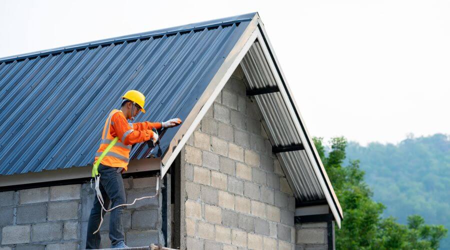 Professional gutter cleaning in Montrose, IA